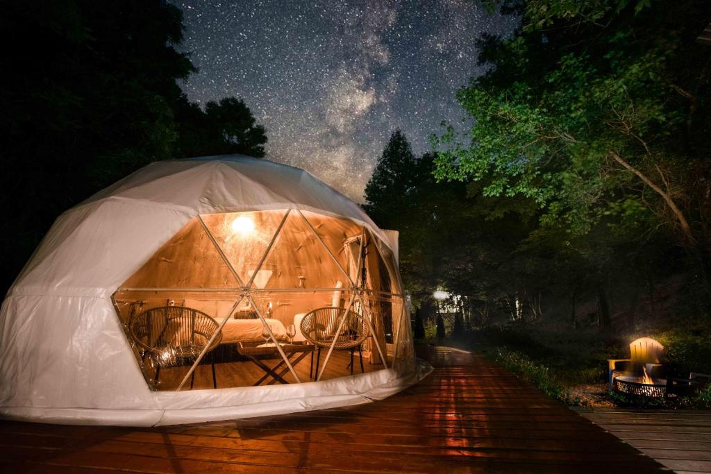 赛维尔维尔Solace glamping 2的圆顶帐篷,后方是星空