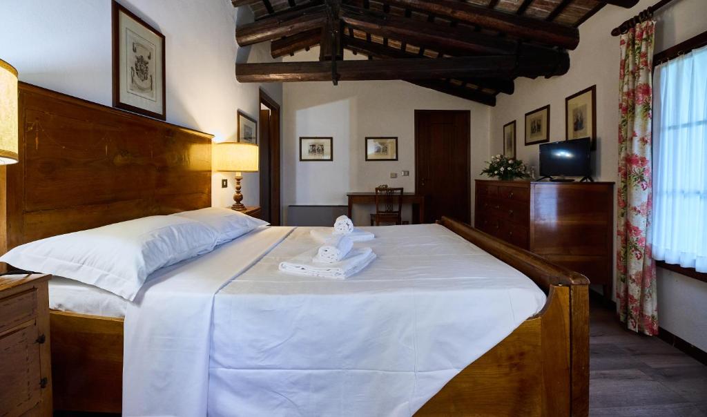 San Floriano del CóllioForesteria Castello Formentini的一间卧室配有一张带白色床单的大床