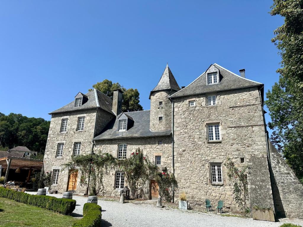 于塞勒Château de la Borde à Ussel的一座带塔楼的大型石头建筑