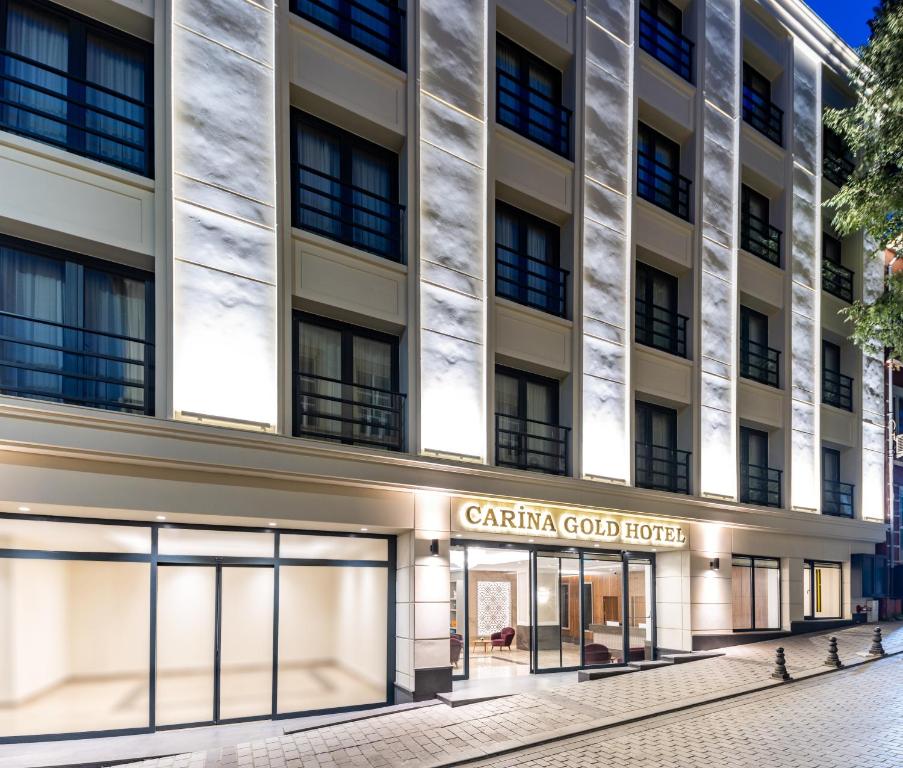 伊斯坦布尔Carina Gold Hotel And Restaurant的金色酒店外墙的 ⁇ 染