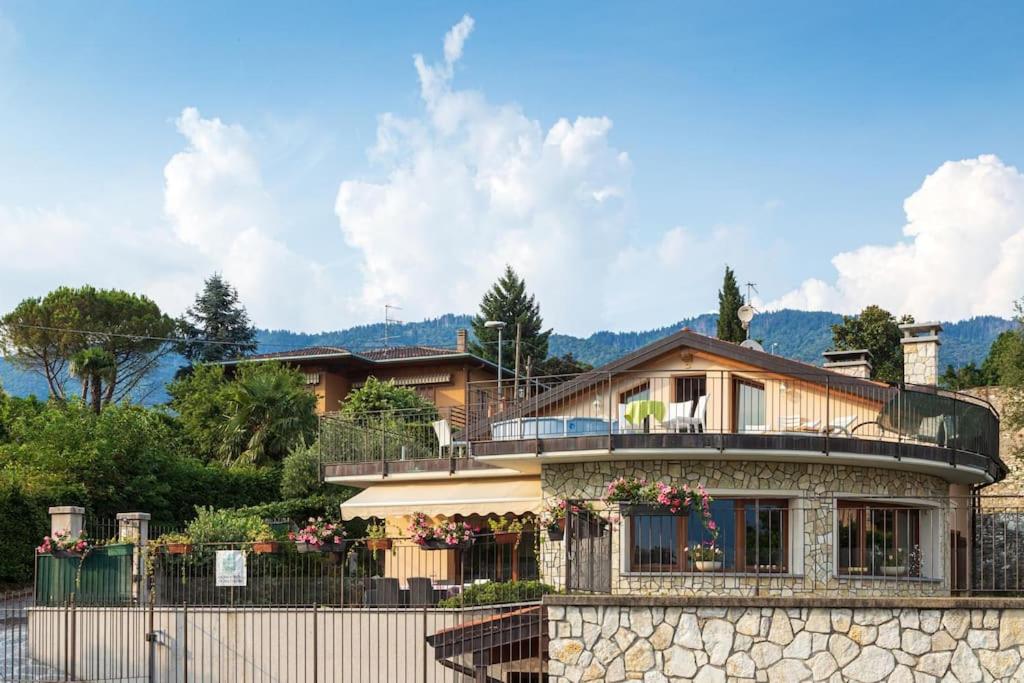 科麦里奥Villa Sasso Il Bianco Varese Lake的前面有围栏的房子