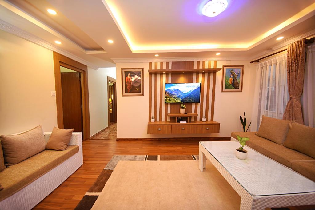 加德满都Green Hill Apartment Kathmandu的带沙发和电视的客厅