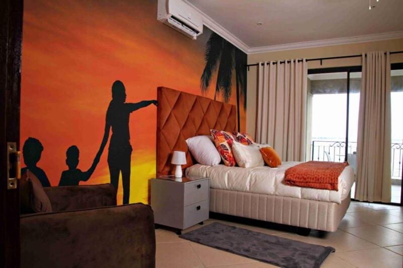 Vaal MarinaLerea Holiday Home的卧室配有一张床,并拥有家庭壁画