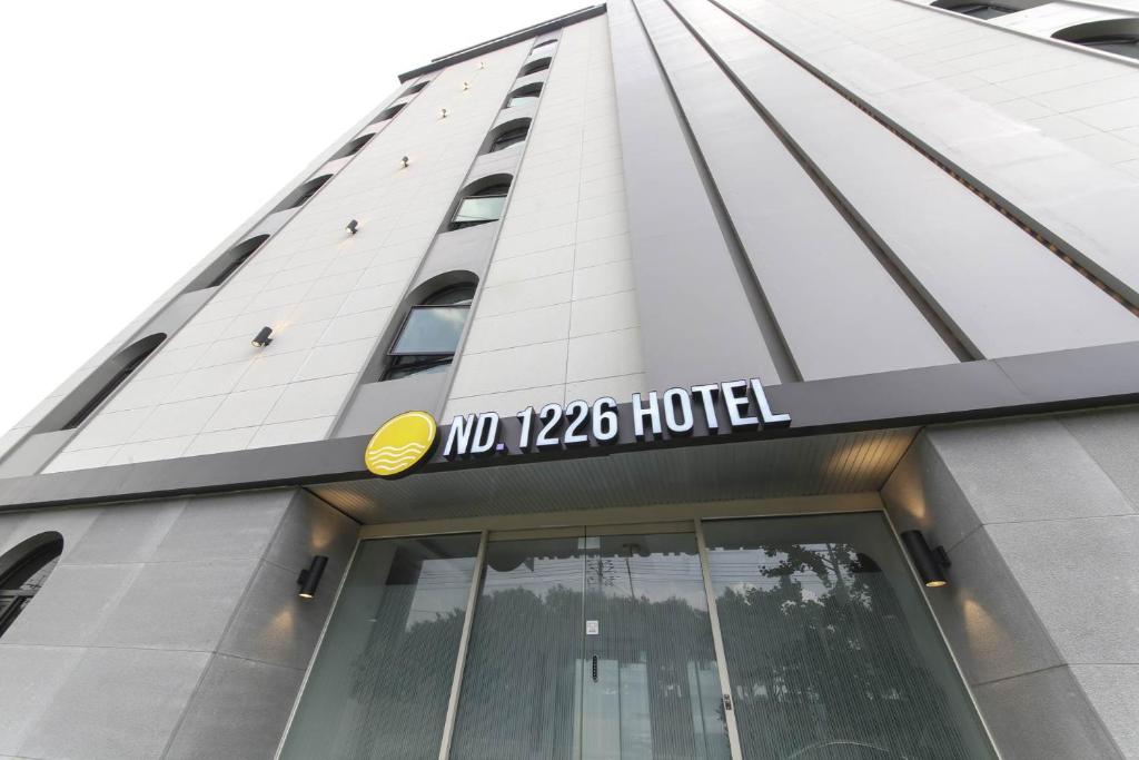 釜山ND 1226 Hotel的一座建筑,上面有标志,没有读酒店