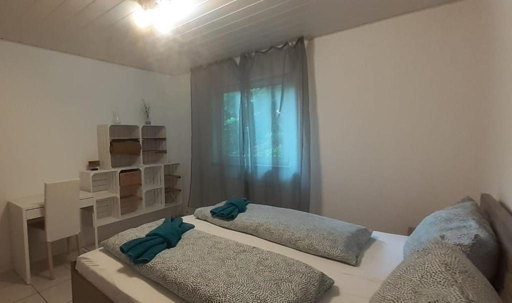 布里隆FeWo Hirschblick的一间卧室设有两张床和窗户。