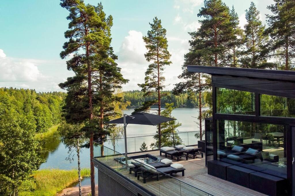 LohjaVilla Padel - Premium Lakeside Residence & Grounds的湖景度假屋 - 带平台