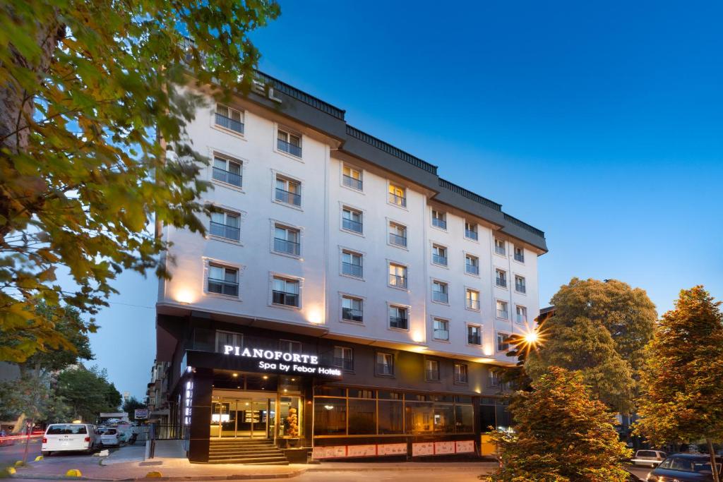 伊斯坦布尔Pianoforte by Febor Hotels&Spa的带有读哈罗德的标志的酒店大楼