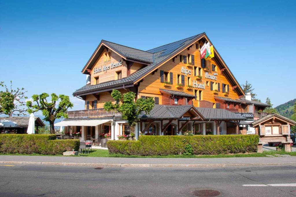 威拉尔-苏-罗伦阿尔卑斯如花酒店的街道边的一座大型木结构建筑