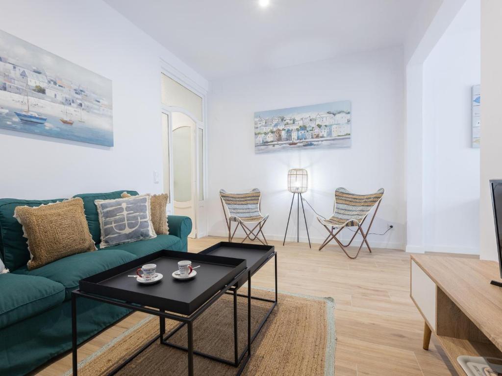 马塔罗Matarolux24的客厅配有绿色沙发和桌子