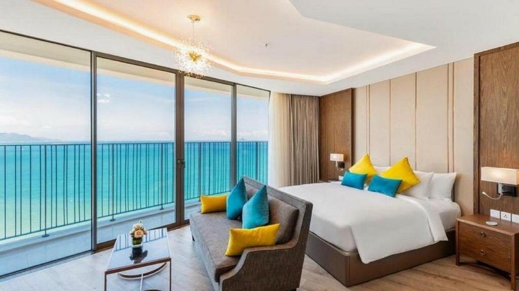 芽庄SeaScape Panorama Grand Resicedences Nha Trang的酒店客房设有一张床和一个大窗户