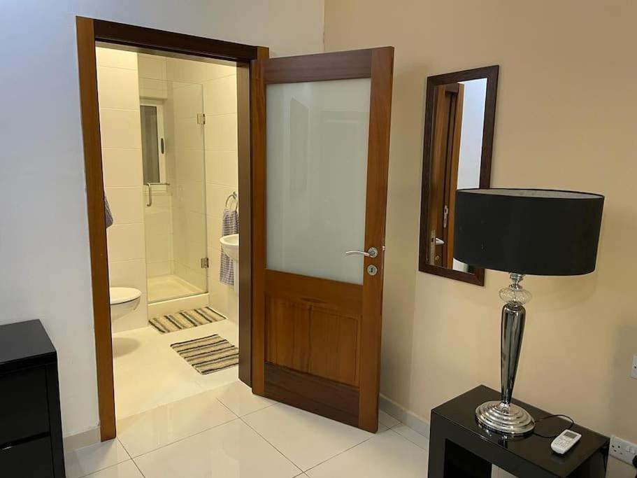 圣朱利安斯Mensija的带淋浴的浴室和通往卫生间的门
