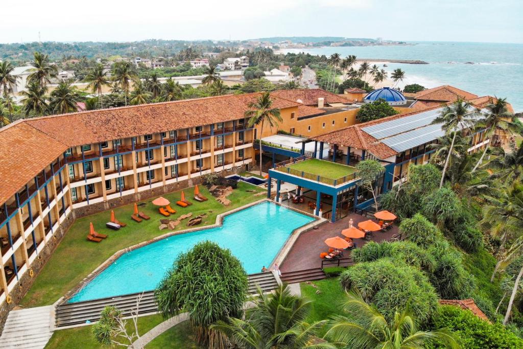 高尔杰特维茵酒店集团有限公司的享有带游泳池的度假村的空中景致