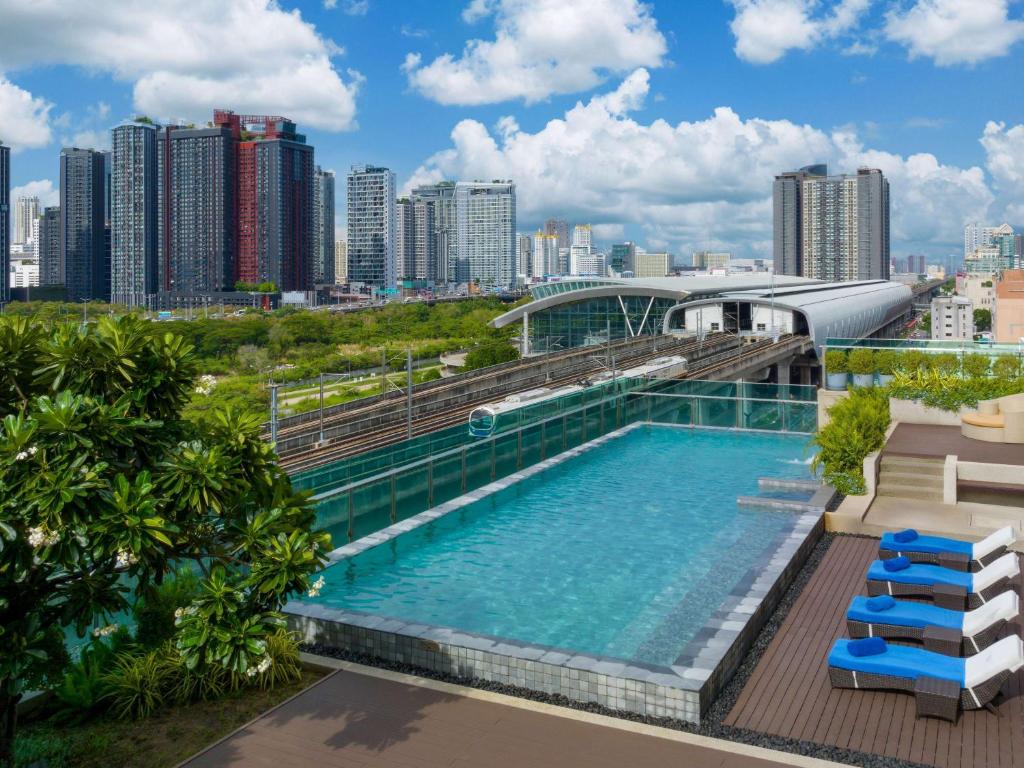 曼谷曼谷麦卡桑美居酒店的一座城市建筑屋顶上的游泳池