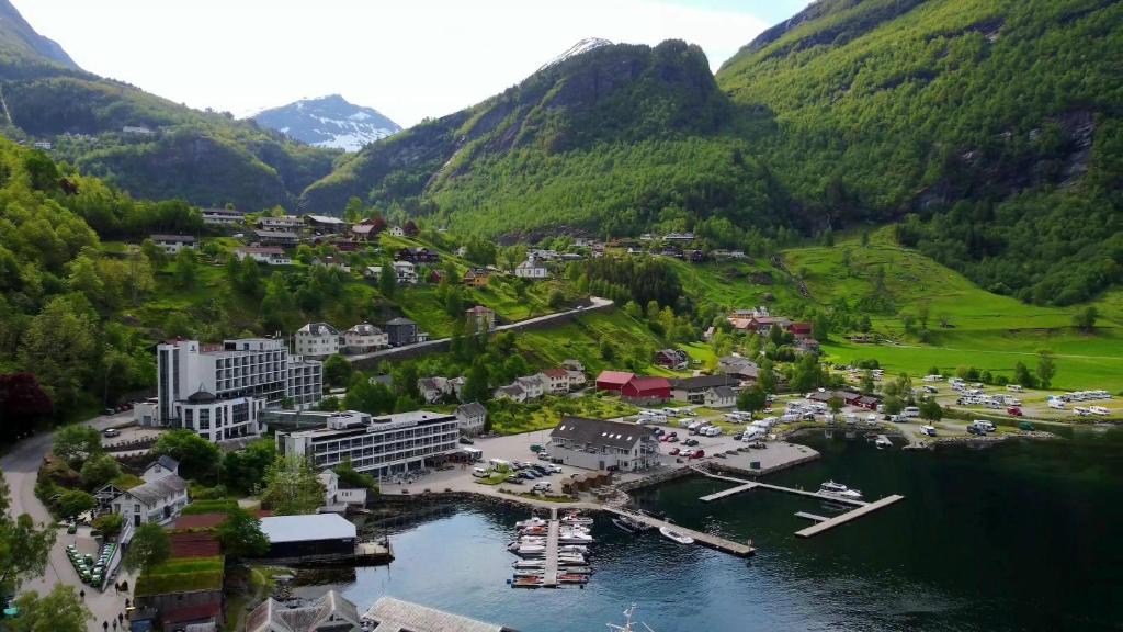 盖郎厄尔峡湾Havila Hotel Geiranger的享有山区小镇的空中景色