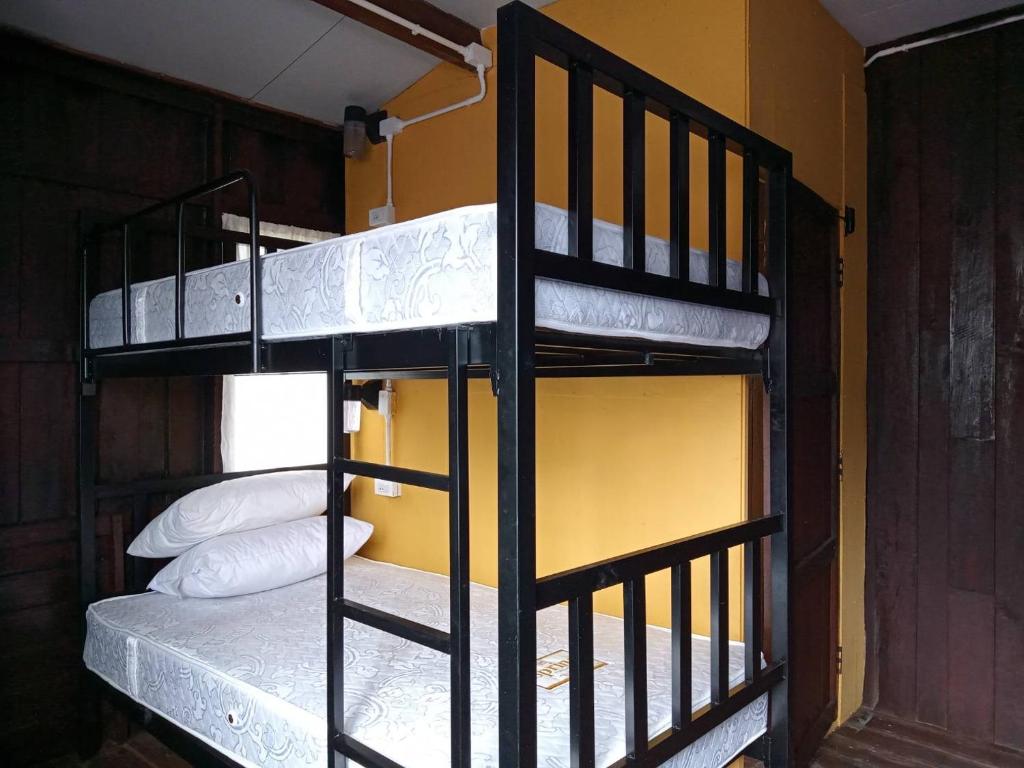 拜县Imchai的客房内的两张双层床