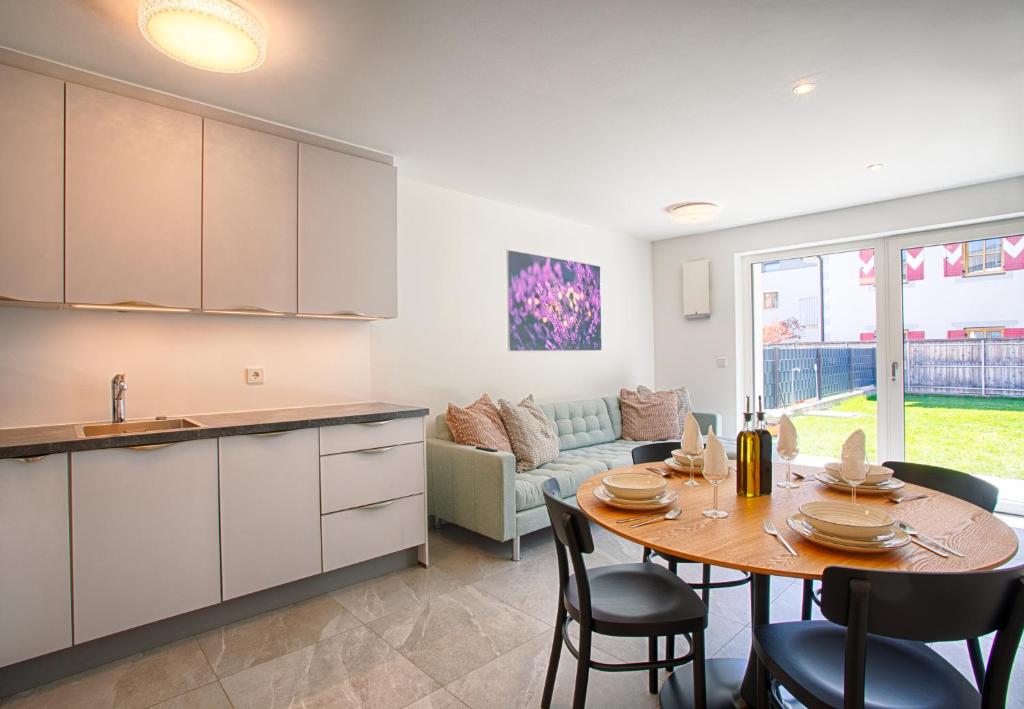 纳图尔诺Apartment Lavendel的厨房以及带桌椅的起居室。