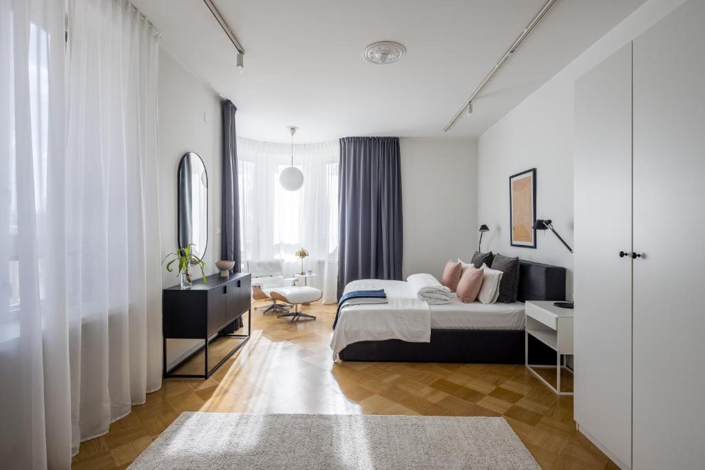赫尔辛基Elegant City Home的一间卧室配有一张床和一张书桌