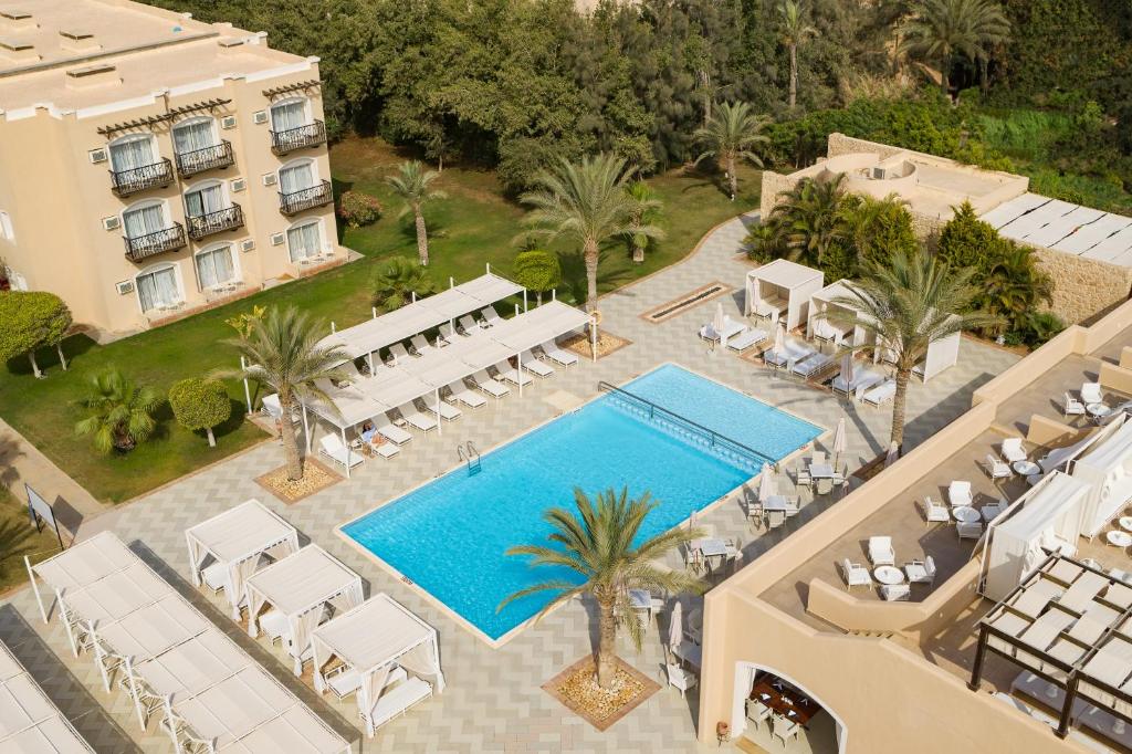 Mājid Abū ZaydAlmazino, Almaza Bay的享有酒店空中美景,设有游泳池
