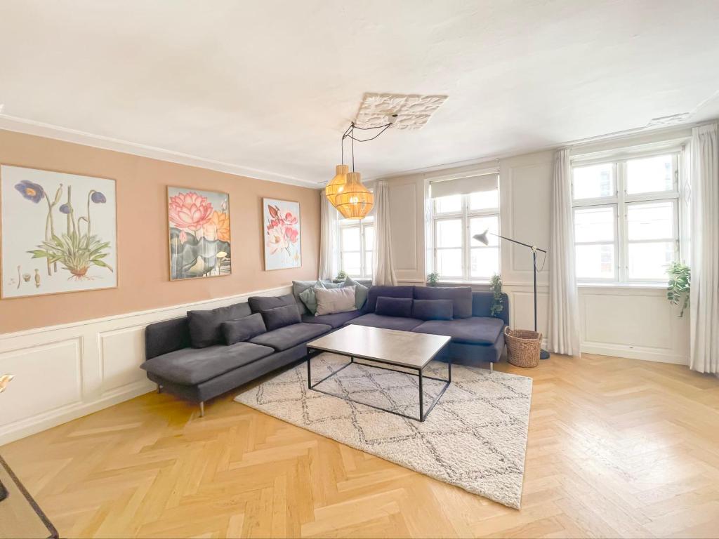 哥本哈根Large Flat with 4 Bedrooms in Copenhagen的客厅配有沙发和桌子