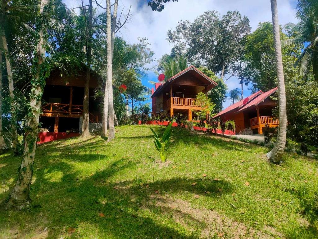 班泰Family Resort的树木林地的几栋房子