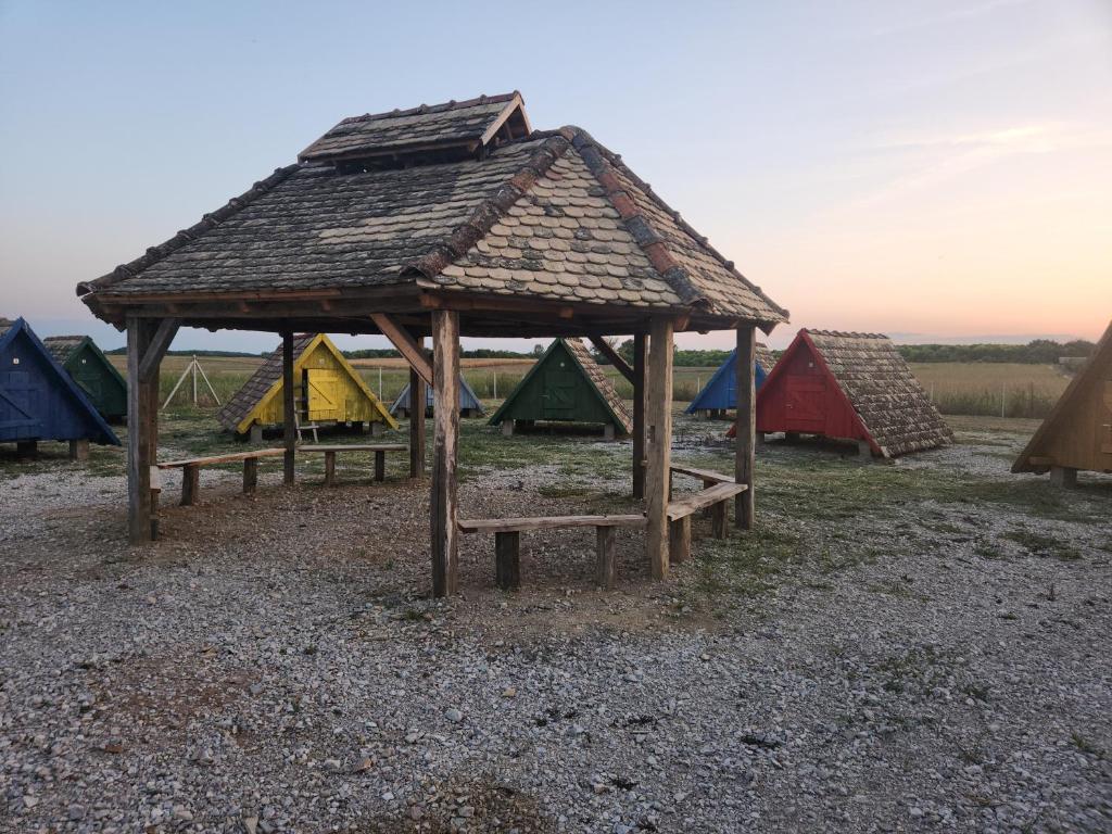 MarinciKopićland的田野里一群色彩缤纷的帐篷