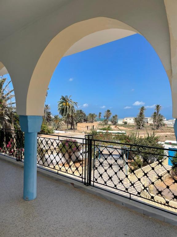 杰尔吉斯Dar El Ferdaous的阳台设有栅栏,享有沙漠美景