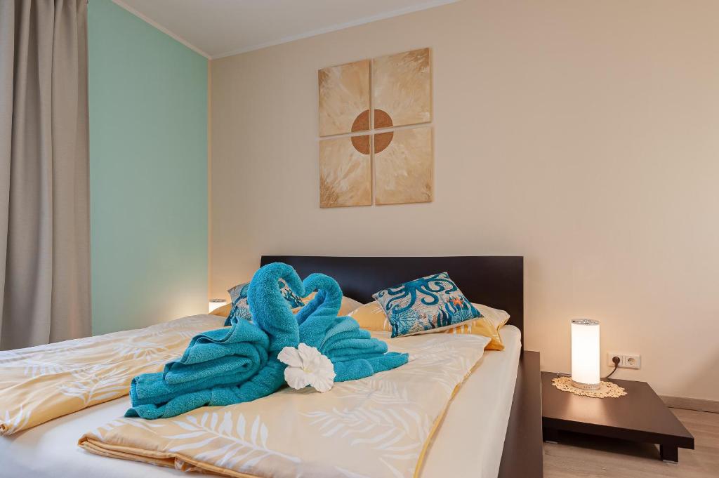 格拉茨Beach Design City Apartment Graz的床上有蓝色毛巾