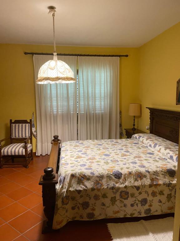 卡尔米尼亚诺利卡萨奇卡赛培瓦肯西酒店的一间卧室配有一张床和一个吊灯