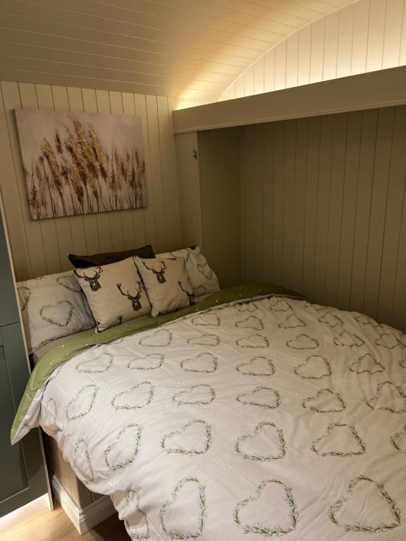 杜伦Bodos’ Shepards Hut的卧室内的一张带白色棉被的床