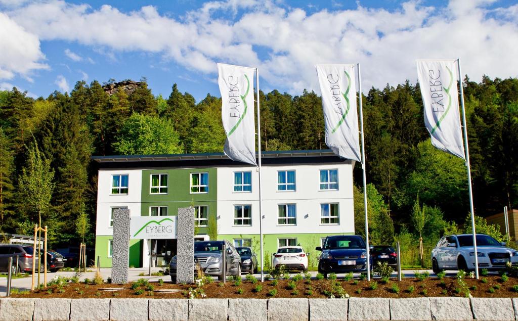 达恩Hotel Eyberg的前面有两面旗帜的建筑