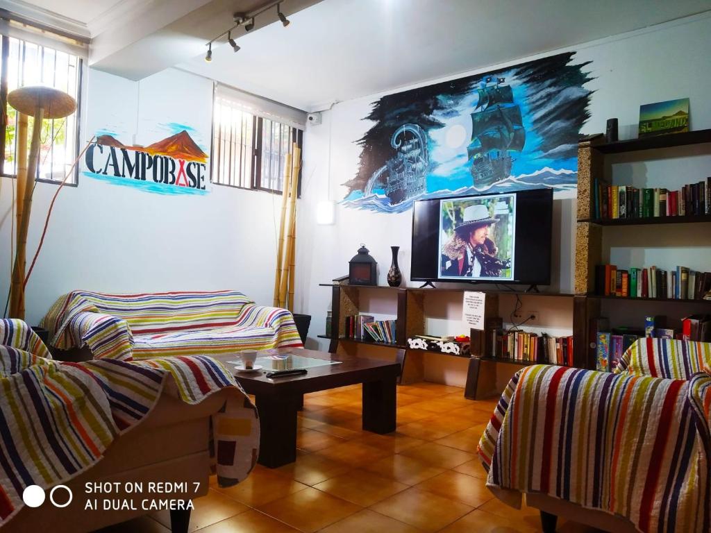厄尔梅达诺Campobase.box的带沙发和电视的客厅