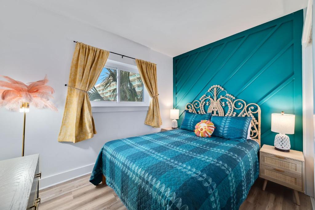 格尔夫海岸Beach Please condo 2 bedroom 2 bath sleeps 6的一间卧室设有蓝色的床和窗户。