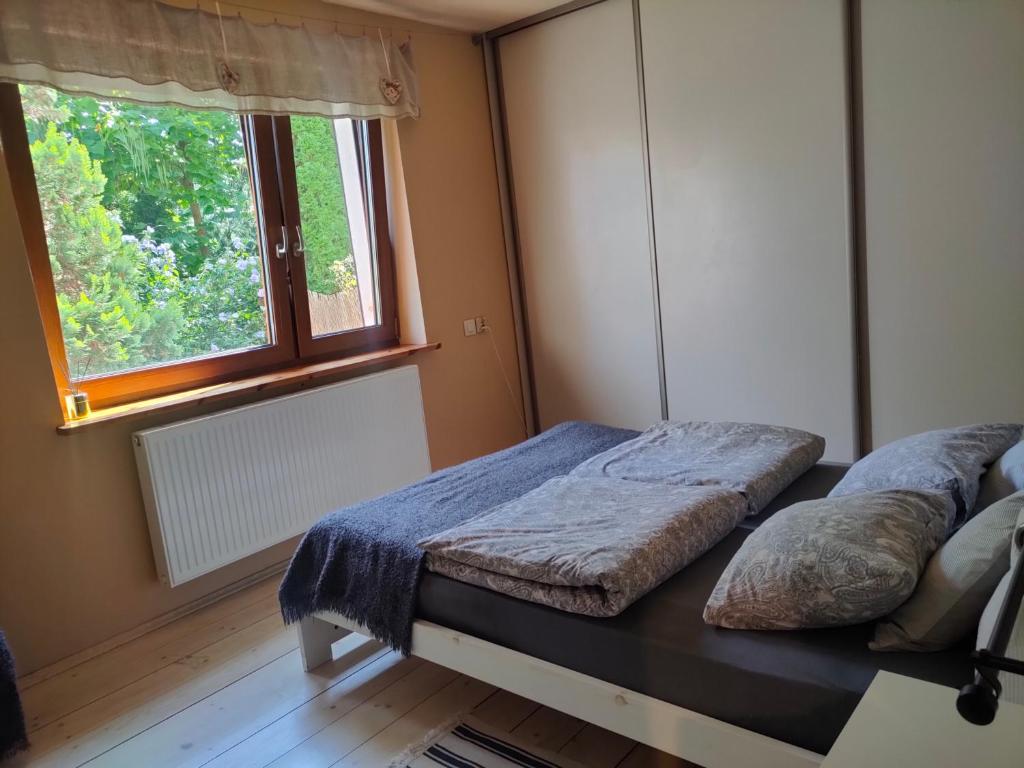弗罗茨瓦夫弗罗茨瓦夫马洛夫公寓的一间卧室设有一张床和一个窗口