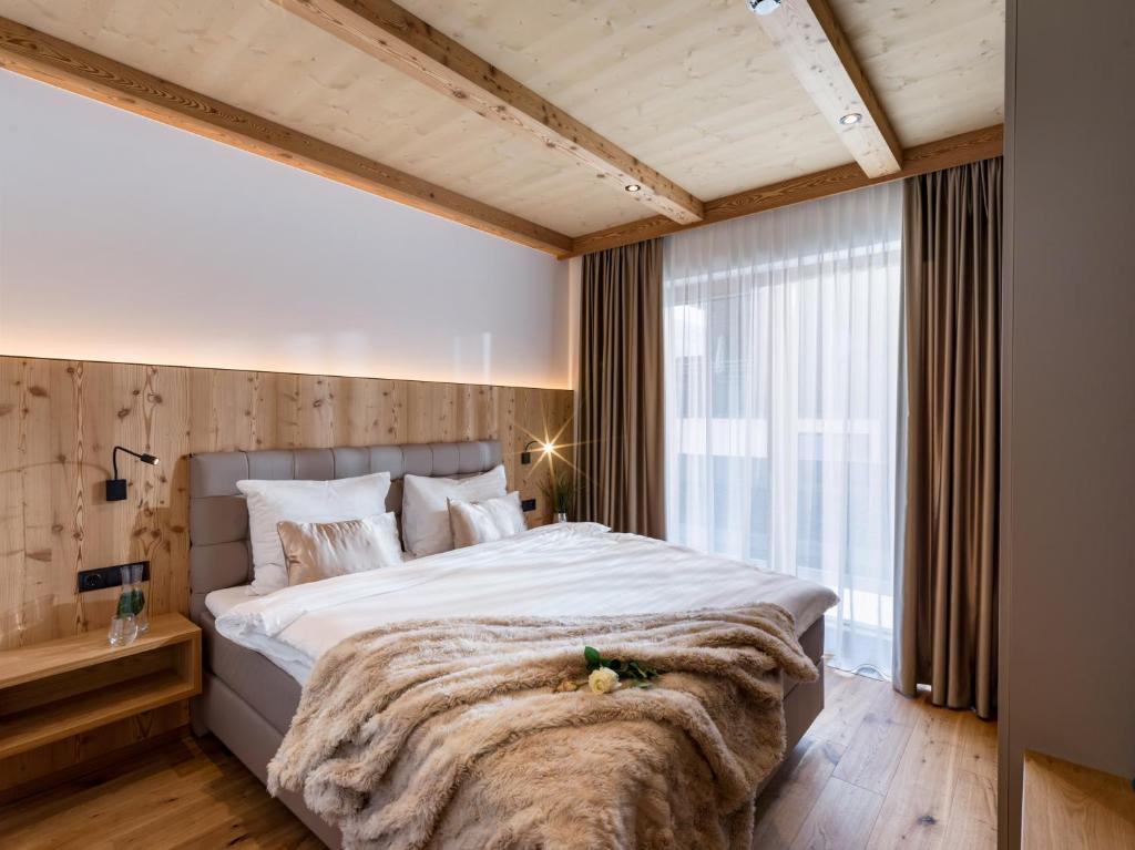 奥法赫Das Bergjuwel的一间卧室设有一张大床和一个大窗户
