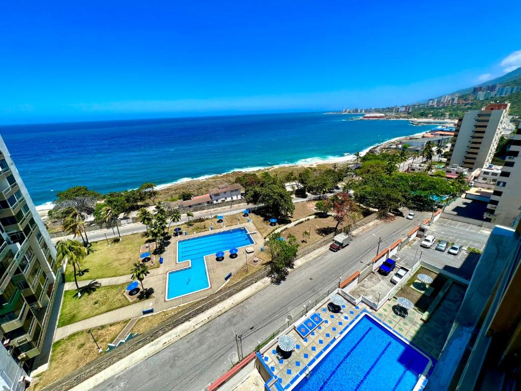 MacutoCasa de la Playa的享有海滩的空中景致,设有2个游泳池和海洋