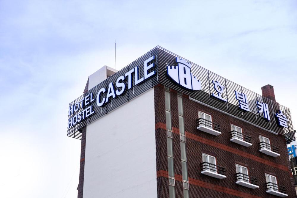 顺天市Hotel Castle的上面有标志的建筑