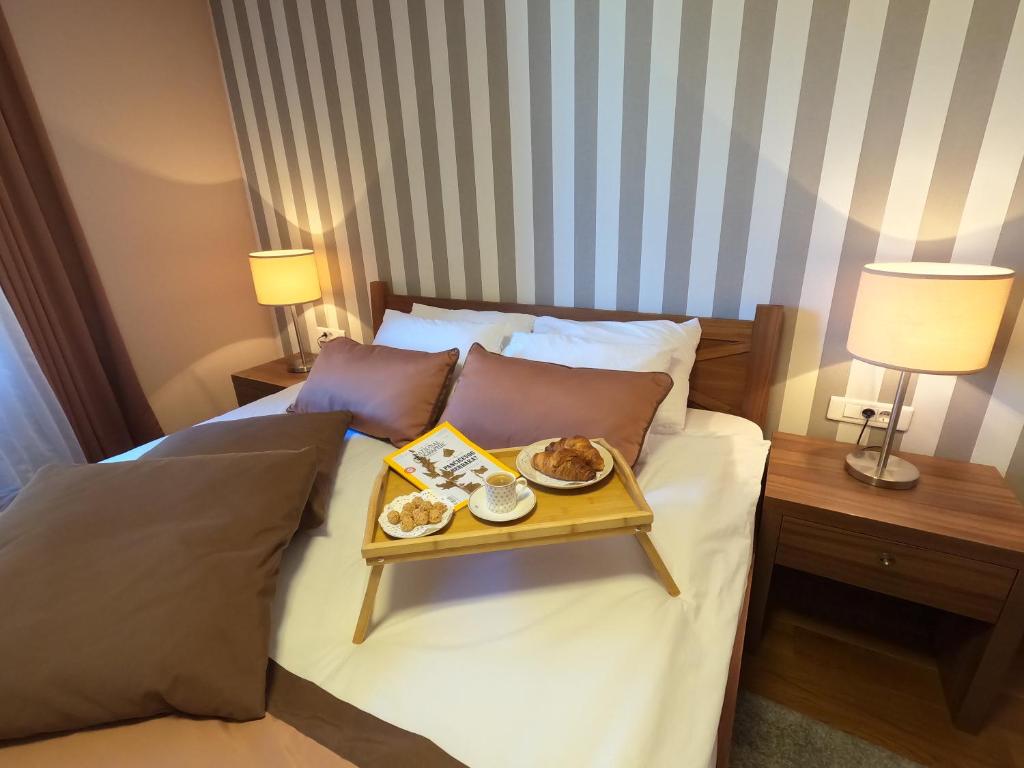 亚霍里纳Apartman Vučko B328的在酒店房间床上的一张食物托盘
