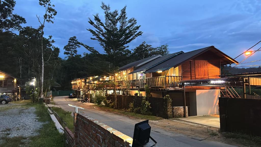 太平MyDusun Chalet, Taiping, Perak, Malaysia的路旁灯的房子