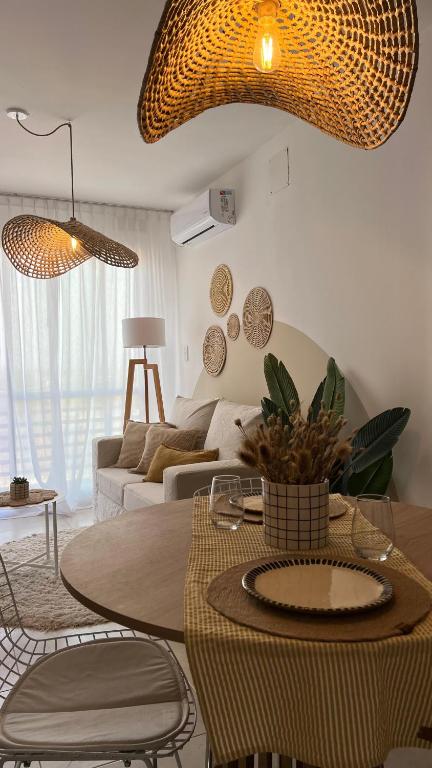 乌拉圭河畔康塞普西翁Departamento complejo Vita的客厅配有桌子和沙发