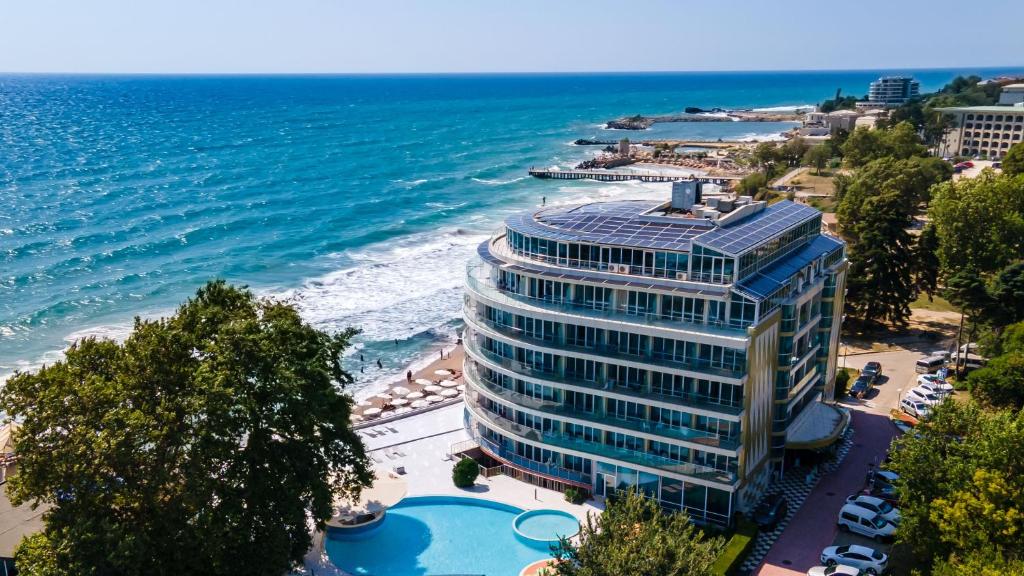 圣君士坦丁和海伦那SPA Hotel Sirius Beach的海滩和海洋旁的高楼