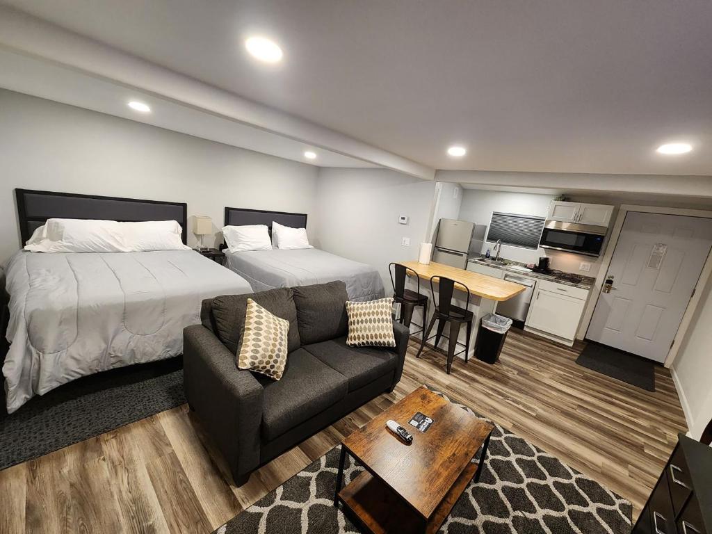 萨拉托加Snowy Mountain Inn的一间卧室配有一张床、一张沙发和一张桌子