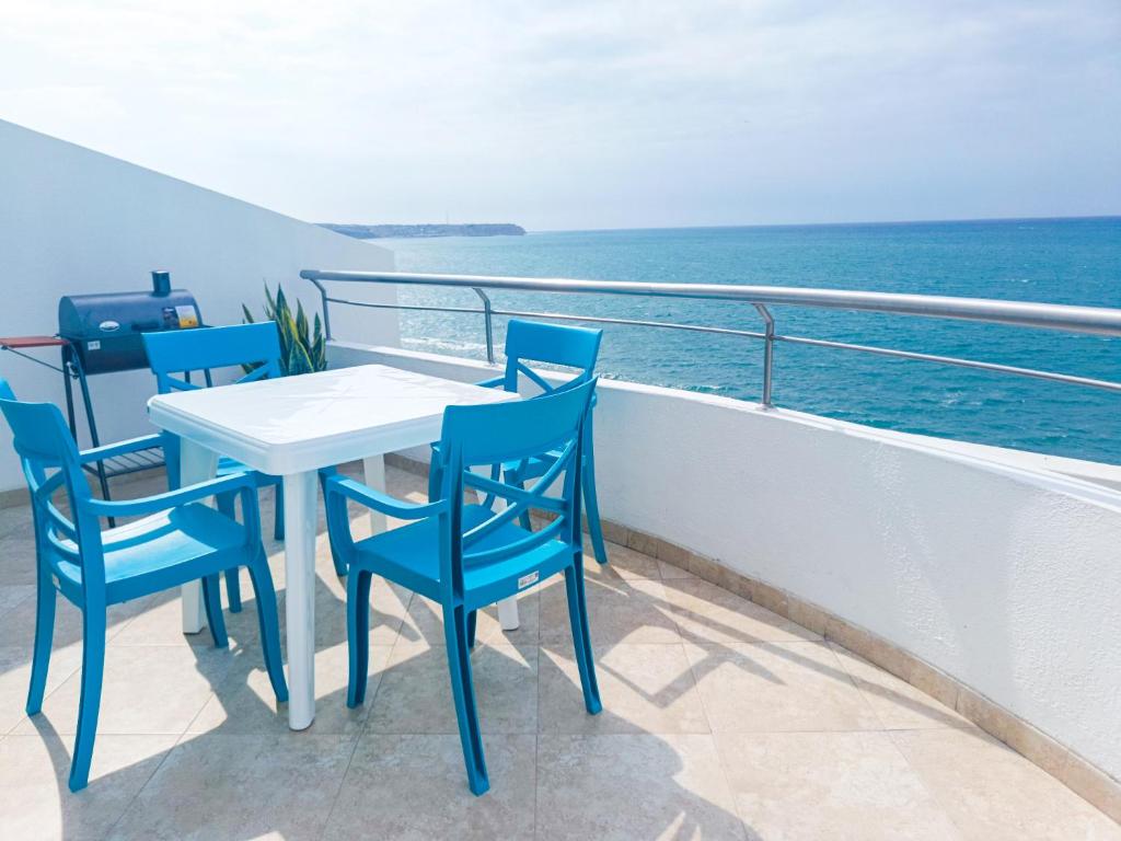 曼塔Panoramic 2 View to the ocean Manta的游轮阳台上的桌椅