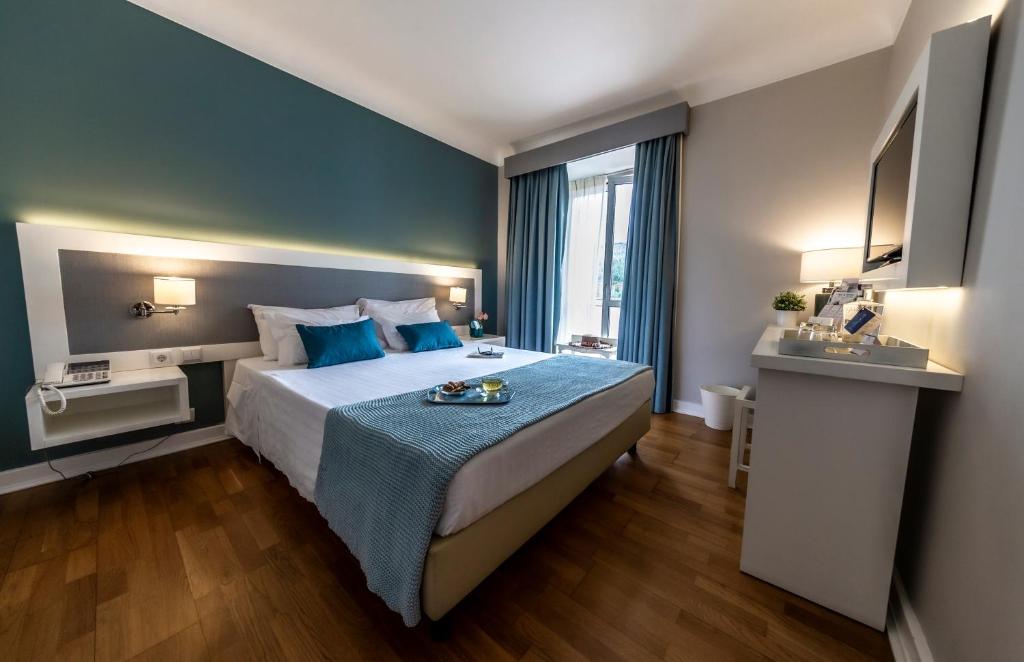 卡尔达斯达费尔盖拉达斯卡尔达斯达菲尔古拉大酒店的酒店客房配有一张带蓝色枕头的大床
