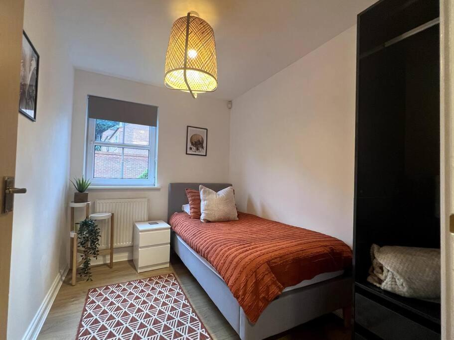 凯格沃思The Quorndon的一间小卧室,配有床和窗户