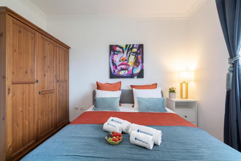 波尔图Sunny Cozy Flat w/ Terrace - São João的一间卧室配有一张床,上面有两条毛巾