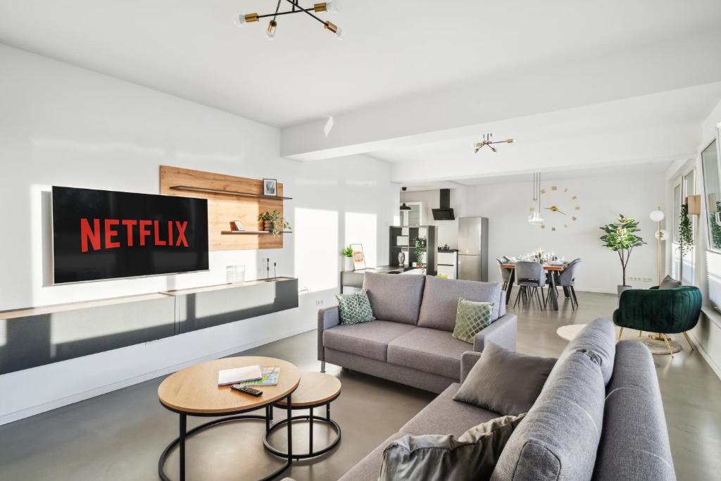 波鸿Design-Apartment - Bochum Zentrum - 2 Balkons - Wanne - 118m2 - Netflix的带沙发和电视的客厅