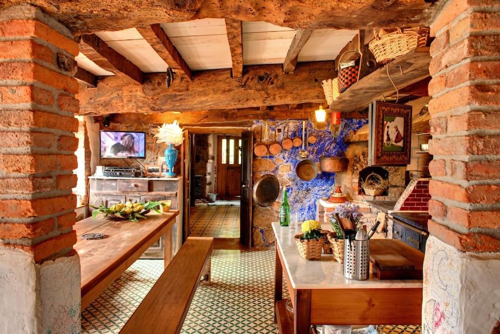 利亚内斯El nido de la golondrina的一间带桌子的厨房和一间餐厅