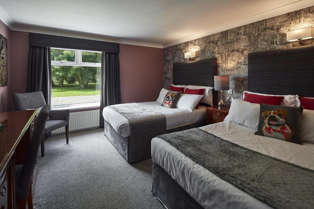 林肯派微普酒店的酒店客房设有两张床和窗户。