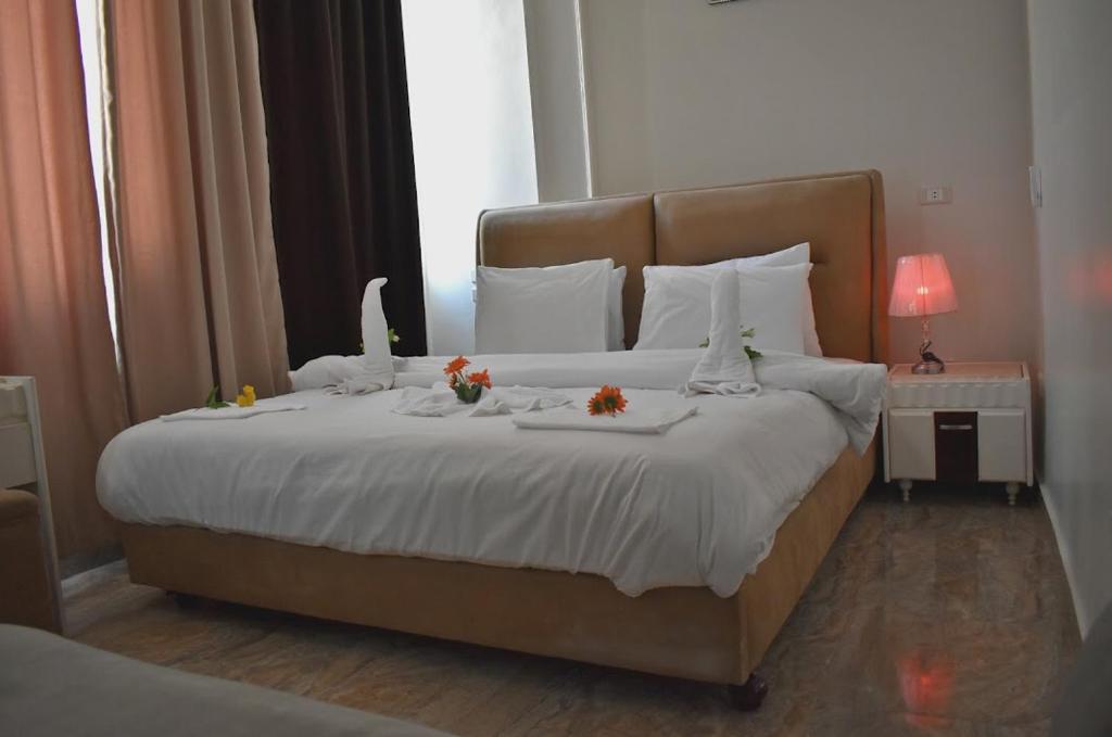 开罗Royal city hotel Cairo Caca的一间卧室,床上放着鲜花