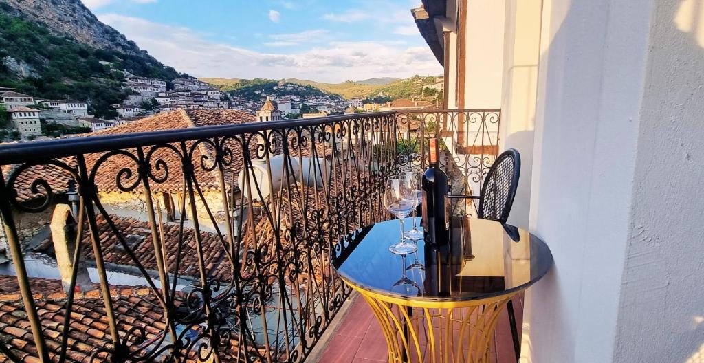 培拉特Hotel Gorica - UNESCO quarter的阳台配有带酒杯的桌子
